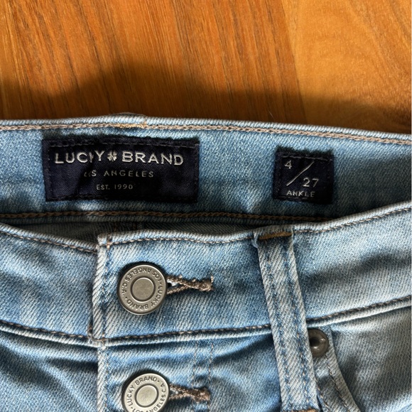 Lucky Brand light wash blue ankle jeans with frayed edge finish. Size 4, 27. - Picture 4 of 5